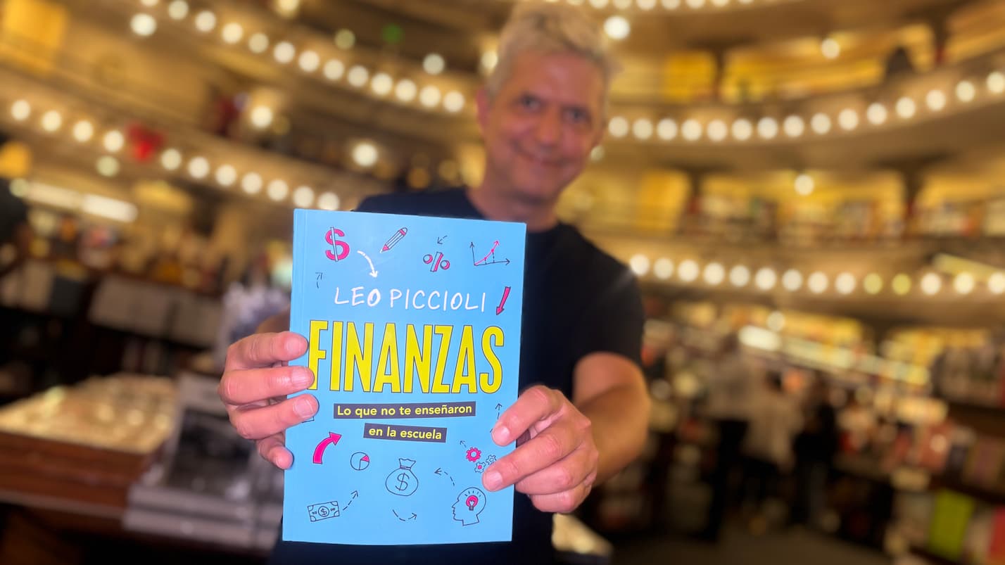 Leo Piccioli con el libro Finanzas